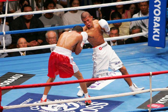 (L to R) Juan Landaeta (VEN), Koki Kameda (JPN)
AUGUST 2, 2006 - Boxing :.
WBA Light fly weight Championship
at Yokohama Arena, Kanagawa, Japan.
(Photo by AFLO) (1046)
