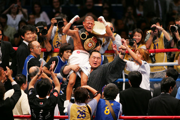 (L to R) Koki Kameda, Asashoryu
AUGUST 2, 2006 - Boxing : WBA Light fly weight Championship
WBA Light fly weight Championship
at Yokohama Arena, Kanagawa, Japan.
(Photo by AFLO) (1046)