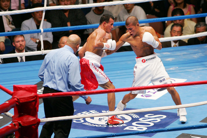 (L to R) Juan Landaeta (VEN), Koki Kameda (JPN)
AUGUST 2, 2006 - Boxing :.
WBA Light fly weight Championship
at Yokohama Arena, Kanagawa, Japan.
(Photo by AFLO) (1046)