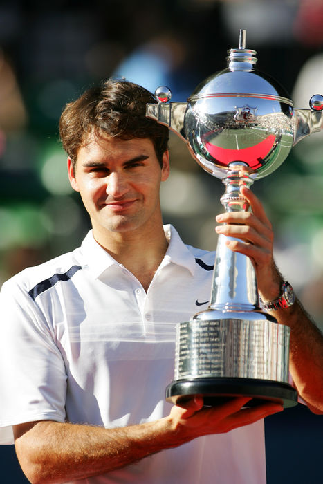 Roger Federer (SUI), 
OCTOBER 8, 2006 - Tennis : 
Roger Federer of Switzerland poses with the trophy after beating Tim Henman of Great Britain and winning the men's final of AIG Japan Open Tennis Championship 2006 
at Ariake Colosseum, Tokyo, Japan. 
 (Photo by AFLO SPORT) [1046]
