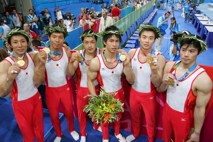 2004 Athens Olympics, Gymnastics Men s Team Medal Ceremony, Japan wins gold medal. Japan team group  JPN ,  AUGUST 16, 2004   Gymnastics Artistic : The Japanese gymnastic team  Isao Yoneda, Hisashi Mizutori, Daisuke Nakano, Hiroyuki Tomita, Takehiro Kashima and Naoya Tsukahara of Japan wave to the crowd after winning the gold in the mens artistic gymnastics team final competition on August 16, 2004 during the Athens 2004 Summer Olympic Games at the Olympic Sports Complex Indoor Hall in Athens, Greece.    Photo by AFLO SPORT   1045 