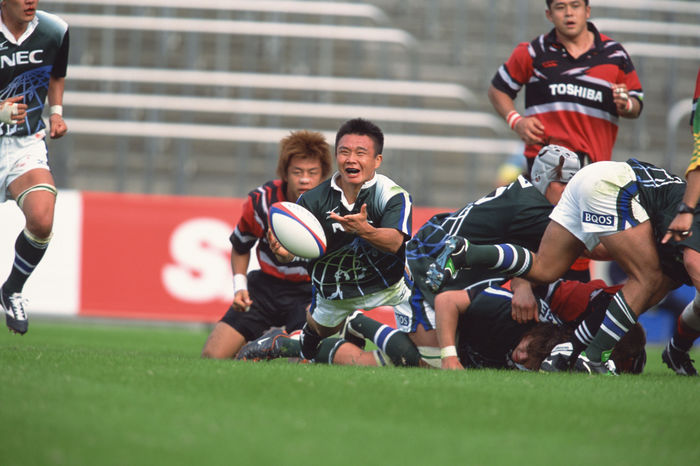 Takashi Tsuji (NEC), Takashi Tsuji
OCTOBER 6, 2001 - Rugby : Takashi Tsuji of NEC passes the ball during the 2001 East Japan Workers' Rugby League match between NEC 28-17 Toshiba Fuchu at Prince Chichibu Memorial Rugby Stadium in Tokyo, Japan.
 (Photo by AFLO SPORT) [1045].