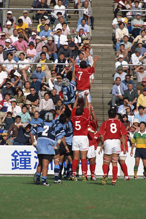 Toshiba Fuchu vs Sanyo, Sanyo Electric
SEPTEMBER 29, 2001 - Rugby : Toshiba Fuchu and Sanyo players battle for the ball in the line-out during the 2001 East Japan Workers' Rugby League match between Toshiba Fuchu and Sanyo at Prince Chichibu Memorial Rugby Stadium in Tokyo, Japan.
 (Photo by AFLO SPORT) [1035].