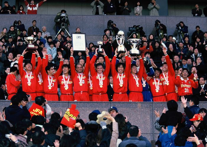 The 79th Emperor s Cup Final Nagoya Grampus team group,  JANUARY 1, 2000   Football : Nagoya Grampus players celebrate their Victory after winning the 79th Emperor s Cup Final match between Nagoya Grampus Eight 2 0 Sanfrecce Hiroshima at National Stadium in Tokyo, Japan.  Photo by Ryuichi Kawakubo AFLO SPORT   1013 