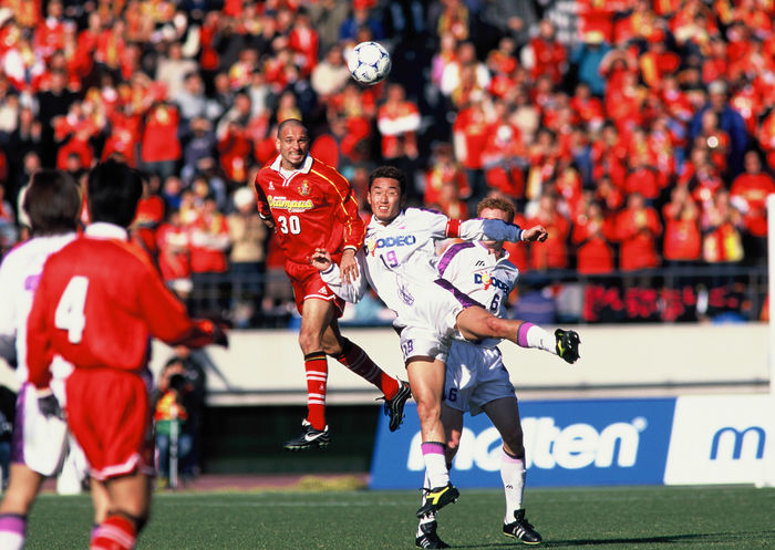 The 79th Emperor s Cup Final Wagner Lopes  Grampus , Kenichi Uemura  Sanfrecce  JANUARY 1, 2000   Football : Wagner Lopes  30  L  of Nagoya Grampus and Kenichi Uemura  19  R  of Sanfrecce Hiroshima fight for the ball during the 79th Emperor s Cup Final match between Nagoya Grampus Eight 2 0 Sanfrecce Hiroshima at National Stadium in Tokyo, Japan.  Photo by Ryuichi Kawakubo AFLO SPORT   1013 .