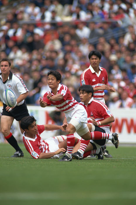 Kiyonori Tanaka (JPN), Kiyonori Tanaka
APRIL 2, 2000 - Rugby : Kiyonori Tanaka of Japan passes the ball during the IRB World Sevens 2000 Japan Series match between Japan and France in Japan.
(Photo by Ryuichi Kawakubo/AFLO SPORT) [1013].
