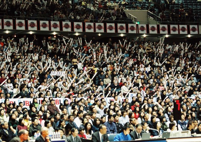 Fans,
APRIL 2, 2000 - Basketball : The ambiance shot during the 33rd Japan Basketball League final match between Toshiba Red Thunders 76-64 Isuzu Giga Cats at Yoyogi 1st Gymnasium in Tokyo, Japan. 
(Photo by Kazuya Gondo/AFLO SPORT) [1011]