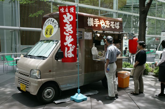 Portable Sale Car, Store of Chow Mein
June 20, 2007 - News : during the Lunch Time in Yurakucho, Tokyo, Japan
During the Lunch Time in Yurakucho, Tokyo, Japan.
(Photo by AFLO) [0911].