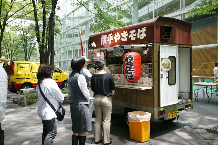 Portable Sale Car, Store of Chow Mein
June 20, 2007 - News : during the Lunch Time in Yurakucho, Tokyo, Japan
During the Lunch Time in Yurakucho, Tokyo, Japan.
(Photo by AFLO) [0911].
