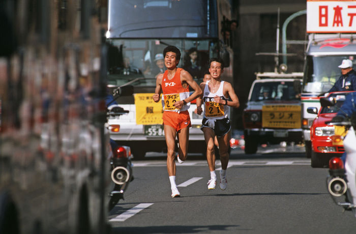 Takeyuki Nakayama (Daiei), Koichi Morishita (Asahi Kasei), FEBRUARY 9, 1992 - Marathon : Takeyuki Nakayama #22 and Koichi Morishita #21 (Photo by Shinichi Yamada/AFLO) [0348] (Photo by Shinichi Yamada/AFLO)