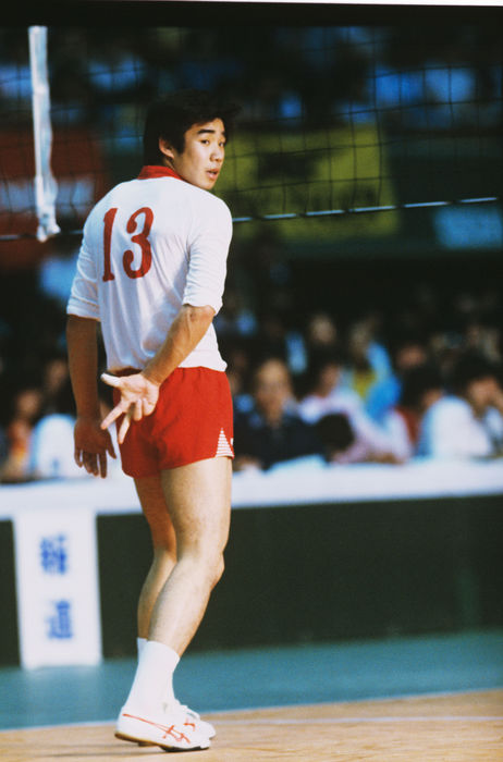 Yasushi Furukawa (JPN), MAY 23, 1982 - Volleyball : Yasushi Furukawa of Japan signals during the NHK Trophy Volleyball match between Japan and Cuba (Photo by Shinichi Yamada/AFLO) [0348].