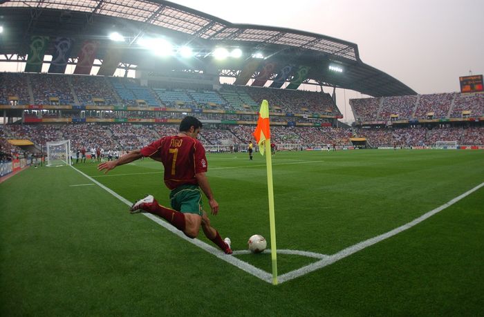 2002 FIFA World Cup JUNE 5, 2002   Football : Luis Figo take a corner kick durng the FIFA World Cup 2002 KOREA JAPAN Group D match between Portugal 2 3 USA at Suwon, Korea.   C Masakazu Watanabe AFLO SPORT  005 