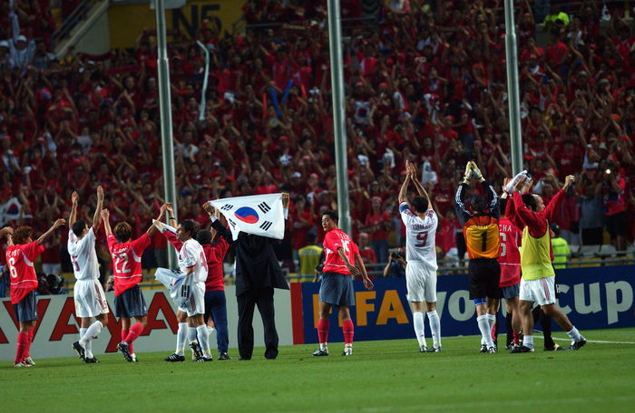 2002 FIFA World Cup JUNE 29, 2002   Football : Korea players celebrate with fans after the FIFA World Cup 2002 KOREA JAPAN 3rd 4th Place Play Off match between Korea and Turkey at the Daegu World Cup Stadium, Daegu, South Korea on June 29, 2002.  Photo by Masakazu Watanabe AFLO SPORT 