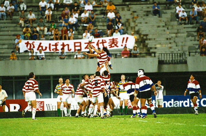 Japan vs South Korea,
OCTOBER 24, 1998 - Rugby : Japan and South Korea players battle for the ball in the line-out during the IRB World Cup 1999 Asian Qualify match between Japan 40-12 South Korea at National Stadium in Singapore. 
(Photo by Koji Aoki/AFLO SPORT) [0008]