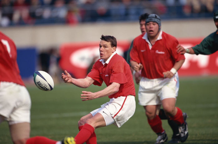 Andrew Miller (Kobe Steel), Andrew Miller
FEBRUARY 27, 2000 - Rugby : Andrew Miller of Kobe Steel passes the ball during the 37th Japan Rugby Football Championship final match between Kobe Steel 49- 20 Toyota at National Stadium in Tokyo, Japan.
(Photo by Koji Aoki/AFLO SPORT) [0008].