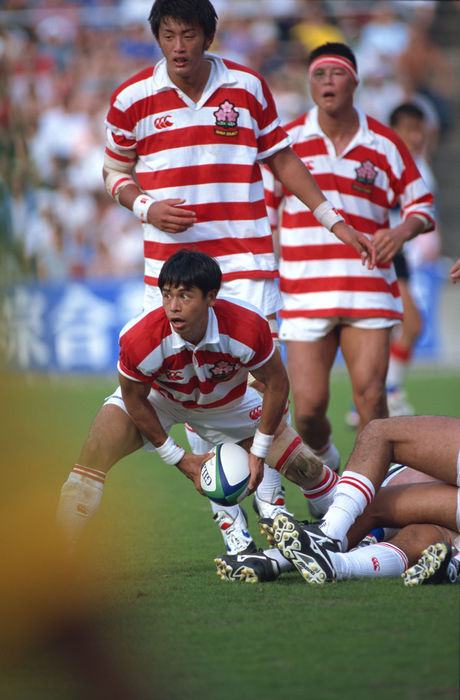Wataru Murata (JPN)
JULY 4, 1999 - Rugby : Wataru Murata of Japan passes the ball during the International Test match between Japan and Korea at Prince Chichibu Memorial Rugby Rugby : Wataru Murata of Japan passes the ball during the International Test match between Japan and Korea at Prince Chichibu Memorial Rugby Stadium in Tokyo, Japan.
(Photo by AFLO SPORT) [0007].