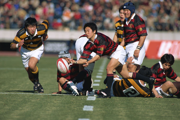 Kotaro Tahara (Waseda), Kotaro Tahara (Waseda)
JANUARY 2, 2002 - Rugby : Kotaro Tahara of Waseda passes the ball during the 2001 All Japan University Rugby Championship semifinal match between Waseda University 36-7 Keio University at National Stadium in Tokyo, Japan.
(Photo by AFLO SPORT) [0006].