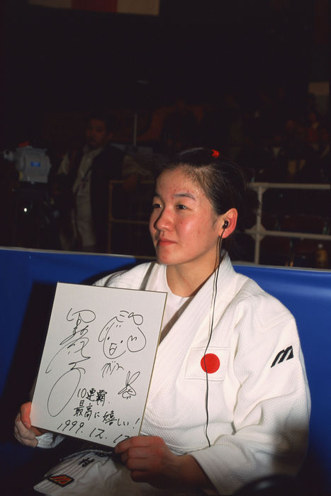 Ryoko Tamura (JPN)
DECEMBER 12, 1999 - Judo, Japan
Ryoko Tamura of Japan celebrates with her autograph paperboard after winning the 17th Fukuoka International Women's Judo Championships -48kg class at She won the championship in ten consecutive seasons.
(Photo by Masakazu Watanabe/AFLO SPORT) [0005].
