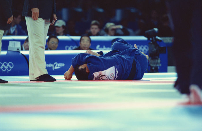 2000 Sydney Olympics Hidehiko Yoshida  JPN , Hidehiko Yoshida SEPTEMBER 20, 2000   Judo : Hidehiko Yoshida of Japan lies on the ground with an injury during the Men s Judo  90kg class match at the 2000 Sydney Olympic Games at Sydney Convention and Exhibition Center in Sydney, Australia.  Photo by Masakazu Watanabe AFLO SPORT   0005 .