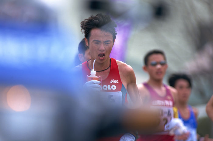 Toshiyuki Hayata (Uniqlo), Toshiyuki Hayata
MARCH 5, 2000 - Marathon :.
Toshiyuki Hayata of Uniqlo takes a drink as he runs during the 55th Lake Biwa Mainichi Marathon in Shiga, Japan.
 (Photo by Jun Tsukida/AFLO SPORT) [0003].