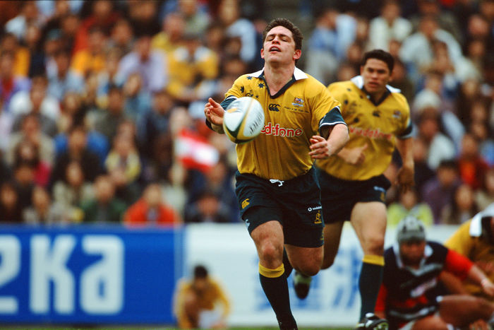 Rod Kafer (AUS),
OCTOBER 28, 2000 - Rugby : Rod Kafer of Wallabies passes the ball during the UNICEF Charity match between Australia (Wallabies) 64-13 President's XV at Prince Chichibu Memorial Rugby Stadium in Tokyo, Japan.
 (Photo by Jun Tsukida/AFLO SPORT) [0003]