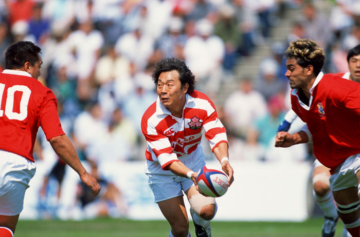 Kensuke Iwabuchi (JPN), Kensuke Iwabuchi
MAY 26, 2002 - Rugby : Kensuke Iwabuchi of Japan passes the ball during the Lipovitan D Challenge 2002 match between Japan 29-41 Tonga at Kumagaya Sports Culture Park in Saitama, Japan.
 (Photo by Jun Tsukida/AFLO SPORT) [0003].