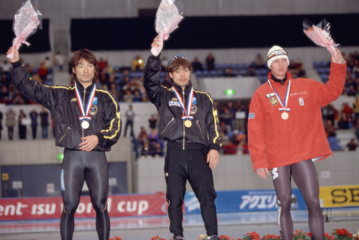 Hiroyasu Shimizu (JPN), Toyoki Takeda (JPN), Jeremy Wotherspoon (CAN)
DECEMBER 17, 2000 - Speed Skating : Hiroyasu Shimizu of Japan (C, gold), Toyoki Takeda of Japan (L, silver) and Jeremy Wotherspoon of Canada (R, bronze) celebrate on the podium after the Men's 500m at the 2000/2001 ISU Speed Skating World Cup at M-Wave in Nagano, Japan.
 (Photo by Jun Tsukida/AFLO SPORT) [0003].