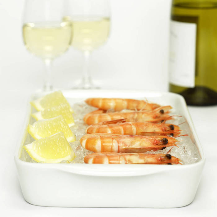 WESTF00758 Prawns with lemon slices on crushed ice and white wine, close up