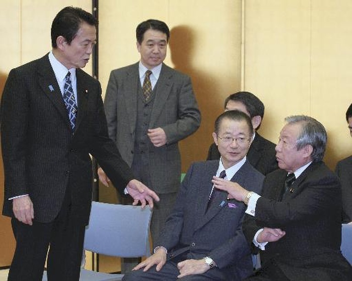 Late Minoru Endo Receives National Medal of Honor Prime Minister Taro Aso  far left  and Deputy Chief Cabinet Secretary Shoho Konoike  far right  exchange words at the National Honor Award ceremony for the late composer Minoru Endo. Photo taken on January 23, 2009 at the Prime Minister s official residence.