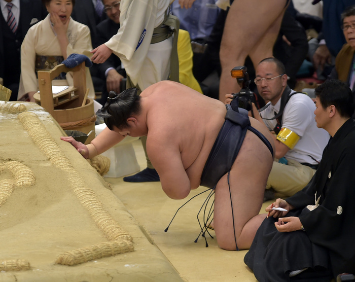 Spring Grand Sumo Tournament   Day 13 Rare sumo wrestler Rarezato injured his left arm. Kisenosato, a rare Japanese sumo wrestler MARCH 24, 2017   Sumo :. Rare no sato clutched his left shoulder and looked in agony after losing to Hima Fuji  left  by a near knockdown.