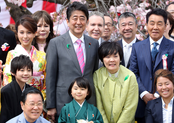  Use Note 2017  Cherry Blossom Viewing Party  hosted by the Prime Minister April 15, 2017, Tokyo, Japan   Japanese Prime Minister Shinzo Abe  C, L  accompanied by his wife Akie  C, R  smiles with entertainers as they pose for a group picture during the cherry blossom viewing party at the Shinjuku Gyoen park in Tokyo on Saturday, April 15, 2017. More than ten thousands of invited guests enjoyed the annual garden party hosted by Abe.     Photo by Yoshio Tsunoda AFLO  LwX  ytd 