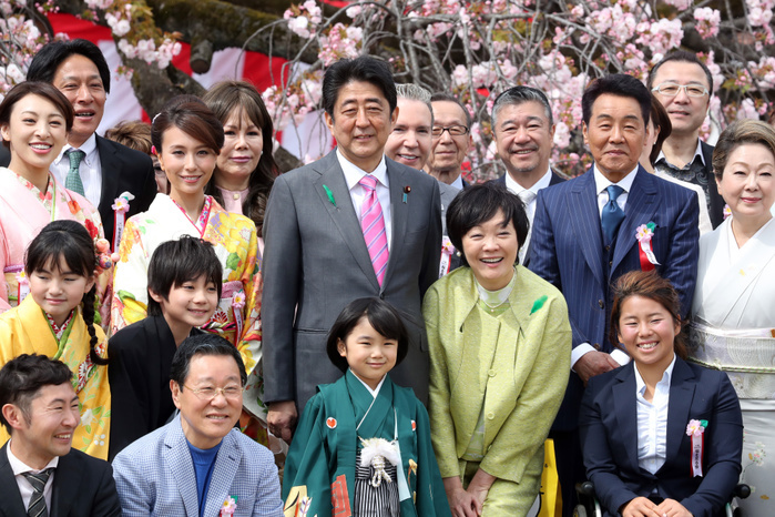  Use Note 2017  Cherry Blossom Viewing Party  hosted by the Prime Minister April 15, 2017, Tokyo, Japan   Japanese Prime Minister Shinzo Abe  C, L  accompanied by his wife Akie  C, R  smiles with entertainers as they pose for a group picture during the cherry blossom viewing party at the Shinjuku Gyoen park in Tokyo on Saturday, April 15, 2017. More than ten thousands of invited guests enjoyed the annual garden party hosted by Abe.     Photo by Yoshio Tsunoda AFLO  LwX  ytd 