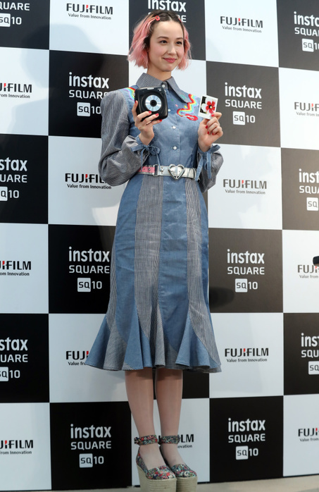 FUJIFILM  Cheki  equipped with digital camera functions April 19, 2017, Tokyo, Japan   Japanese model Yuka Mizuhara displays Fujifilm s new instant camera  Instax SQ10  which has hybrid function of digital camera and instant film camera at the company s headquarters in Tokyo on Wednesday, April 19, 2017. Instax SQ10 has 3.7 mega pixel CMOS image sensor and which enables to make Instagram friendly square print instantly with various digital effect.      Photo by Yoshio Tsunoda AFLO  LwX  ytd 