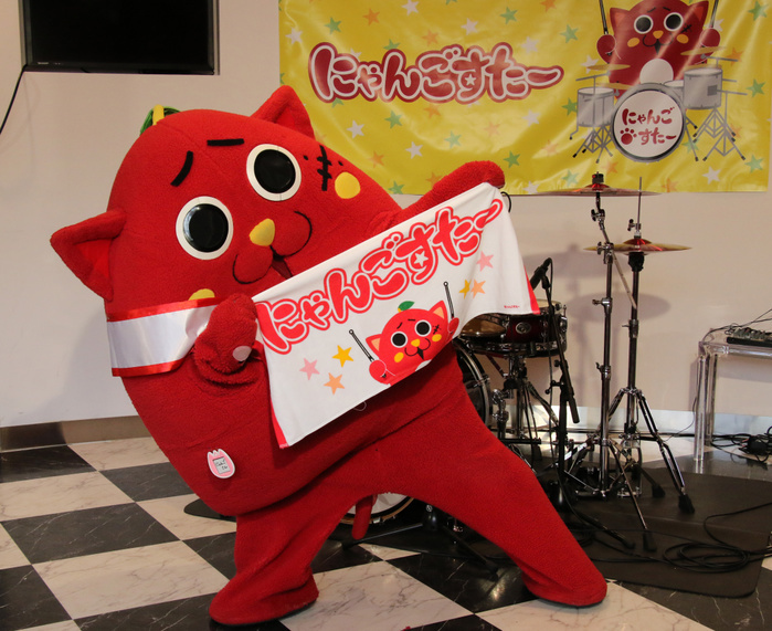 NyanGyotaa  gaining in popularity, shows superb drumming performance. April 22, 2017, Tokyo, Japan   A Japanese mascot character or Yuru chara  Nyango Star  featuring apple and cat from Kuroishi city in Aomori prefecture poses after he displayed his brilliant drum technique as he performs X Japan s  Crimson  for his live performance at a promotional event of his character goods in Tokyo on Saturday, April 22, 2017. Nyango Star is now popular character as his drum performance in YouTube were widely viewed in Japan.    Photo by Yoshio Tsunoda AFLO  LwX  ytd 