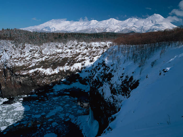 Hokkaido: Cliffs and Shiretoko Mountain Range