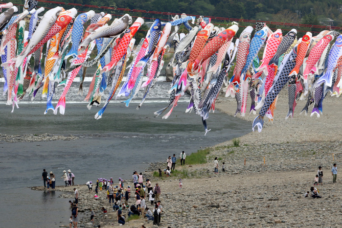 2017 Swimming Carp Streamer Sagamigawa: 1,200 Carp in a Row May 1, 2017, Sagamihara, Japan    Some 1,200 colorful carp streamers fly over the Sagami river in Sagamihara city, suburban Tokyo on Monday, May 1, 2017. Koinobori or carp streamers are displayed for May 5 boy s Festival in Japan, that reflect the parents  wishes for boy to grow up as strong as the carp.    Photo by Yoshio Tsunoda AFLO  LwX  ytd 