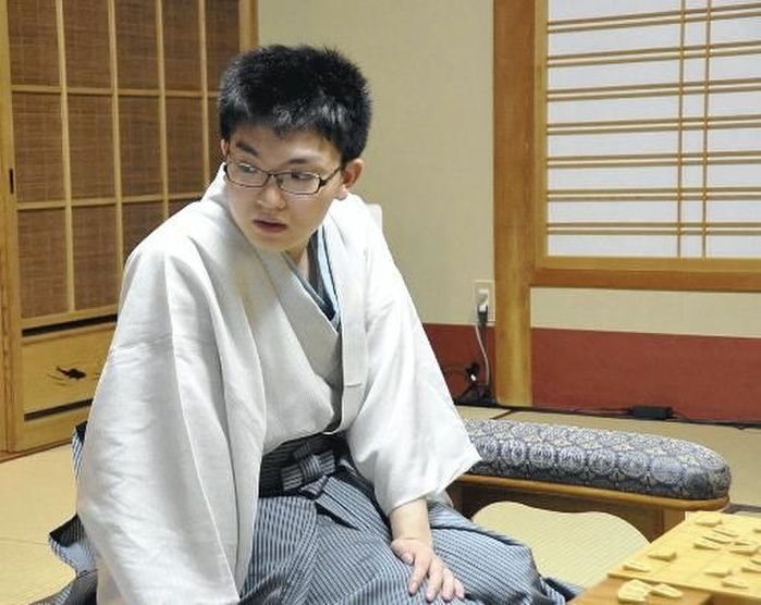 Takuya Nagase 6 dan lost the 5th game of the Kisei Title Match and did not win his first title. Takuya Nagase 6 dan. He lost in the 5th game of the Kisei Match and did not win his first title. The Shogi world, which has long been led by the  Hanyu Generation  led by Zenji Hanyu, the third crown, is experiencing a wave of generational change. Nagase 6 dan pushed Hanyu to a full set in the Kisei Match. In the final of the Den Ou Tournament, he won outright against Selene, a computer software program, with his  fearless cool headedness. He is also nicknamed  Sergeant  because of his stoic and strict character. His appearance in the game with a cooling sheet on his forehead is also a topic of conversation. Location unknown  taken August 1, 2016  published in the evening edition on August 16. Published in the evening edition of the same month on August 16.