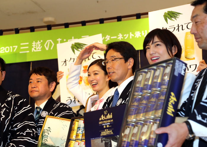 The start of the mid year New Year shopping season: a launching ceremony at the Mitsukoshi Nihombashi main store. May 12, 2017, Tokyo, Japan   Sapporo Breweries campaign girl Yukiko Kawabe  C , Asahi Breweries campaign girl Chiaki Taguchi  2nd R  and Mitsukoshi department store sales clerks launch the sales promotions for summer gift sales at the head store in Tokyo on Friday, May 12, 2017. Mitsukoshi department store started to accept  chugen  or summer gifts through the Internet and will open the special large floors for summer gifts at the end of this month.    Photo by Yoshio Tsunoda AFLO  LwX  ytd 
