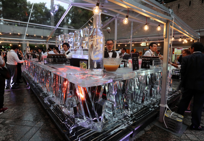 HOPPY ICE BAR  One night only May 16, 2017, Tokyo, Japan   Bartenders wait customers at the  Hoppy Ice Bar  at Tokyo s Akasaka district in Tokyo on Tuesday, May 16, 2017. People enjoy one night event with 22 meter long ice made counter, weighing 6 tons, produced by ice carving artists of Okamoto Studio based in New York.   Photo by Yoshio Tsunoda AFLO  LwX  ytd 