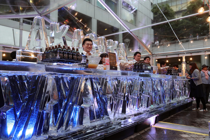 HOPPY ICE BAR  One night only May 16, 2017, Tokyo, Japan   Bartenders wait customers at the  Hoppy Ice Bar  at Tokyo s Akasaka district in Tokyo on Tuesday, May 16, 2017. People enjoy one night event with 22 meter long ice made counter, weighing 6 tons, produced by ice carving artists of Okamoto Studio based in New York.   Photo by Yoshio Tsunoda AFLO  LwX  ytd 