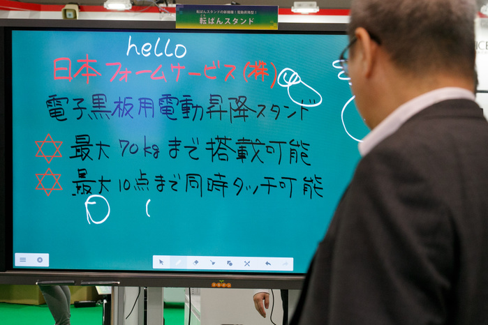 8th Educational IT Solutions Expo A visitor looks at an electronic blackboard on display during the Educational IT Solutions Expo  EDIX  at Tokyo Big Sight on May 19, 2017, Tokyo, Japan. EDIX is Japan s largest Educational IT trade show attracting 800 companies including IT service providers, e Learning and Educational content providers seeking an opportunity to expand their business in Japanese education field. Organizers claim that 35,000 visitors attended the three day exhibition, from May 17 to 19.  Photo by Rodrigo Reyes Marin AFLO 