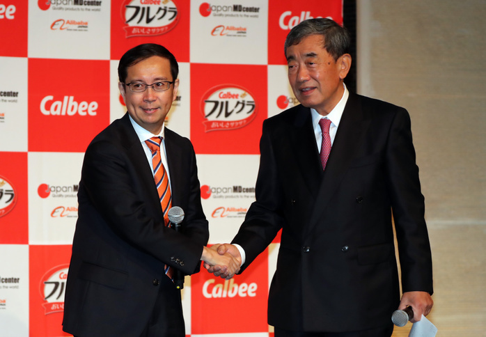 Calbee partners with Alibaba to sell  Fruits Gras  in China May 25, 2017, Tokyo, Japan   Chinese online commerce giant Alibaba CEO Daniel Zhang  L  shakes hands with Japanese food maker Calbee chairman Akira Matsumoto as they announce Calbee will sell their popular breakfast cereal  Frugra  to Chinese market through Alibaba s cross border e commerce website  Tmall Global  in Tokyo on Thursday, May 25, 2017. Calbee aims at to sell Frugra 100 billion yen in overseas market.    Photo by Yoshio Tsunoda AFLO  LwX  ytd 