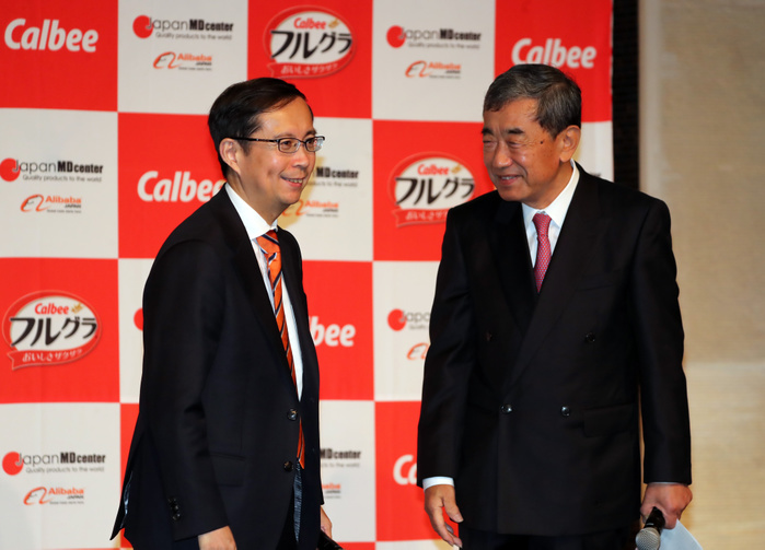 Calbee partners with Alibaba to sell  Fruits Gras  in China May 25, 2017, Tokyo, Japan   Chinese online commerce giant Alibaba CEO daniel Zhang  L  smiles with Japanese food maker Calbee chairman Akira Matsumoto as they announce Calbee will sell their popular breakfast cereal  Frugra  to Chinese market through Alibaba s cross border e commerce website  Tmall Global  in Tokyo on Thursday, May 25, 2017. Calbee aims at to sell Frugra 100 billion yen in overseas market.    Photo by Yoshio Tsunoda AFLO  LwX  ytd 