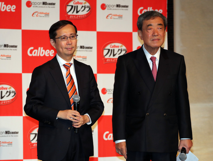 Calbee partners with Alibaba to sell  Fruits Gras  in China May 25, 2017, Tokyo, Japan   Chinese online commerce giant Alibaba CEO Daniel Zhang  L  smiles with Japanese food maker Calbee chairman Akira Matsumoto as they announce Calbee will sell their popular breakfast cereal  Frugra  to Chinese market through Alibaba s cross border e commerce website  Tmall Global  in Tokyo on Thursday, May 25, 2017. Calbee aims at to sell Frugra 100 billion yen in overseas market.    Photo by Yoshio Tsunoda AFLO  LwX  ytd 