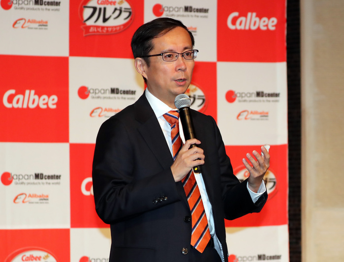 Calbee partners with Alibaba to sell  Full Gras  in China May 25, 2017, Tokyo, Japan   Chinese online commerce giant Alibaba CEO Daniel Zhang speaks as Japanese food maker Calbee will sell their popular breakfast cereal  Frugra  to Chinese market through Alibaba s cross border e commerce website  Tmall Global  in Tokyo on Thursday, May 25, 2017. Calbee aims at to sell Frugra 100 billion yen in overseas market.    Photo by Yoshio Tsunoda AFLO  LwX  ytd 
