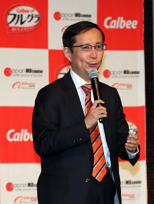 Calbee partners with Alibaba to sell  Fruits Gras  in China May 25, 2017, Tokyo, Japan   Chinese online commerce giant Alibaba CEO Daniel Zhang speaks as Japanese food maker Calbee will sell their popular breakfast cereal  Frugra  to Chinese market through Alibaba s cross border e commerce website  Tmall Global  in Tokyo on Thursday, May 25, 2017. Calbee aims at to sell Frugra 100 billion yen in overseas market.    Photo by Yoshio Tsunoda AFLO  LwX  ytd 
