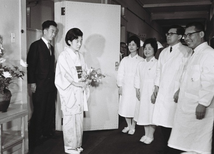 Atsuko Ikeda, discharged from Hiraki Internal Medicine, Okayama University Hospital (left: her husband, Takamasa) [Osaka batch registration. Please reconfirm facts before use.