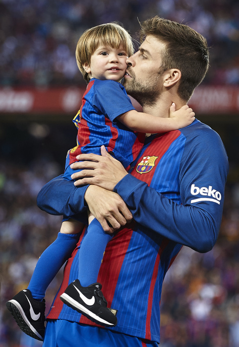 Barcelona wins the Spanish King s Cup for the third year in a row. Gerard Pique  Barcelona , MAY 27, 2017   Football   Soccer : Gerard Pique of Barcelona and his children celebrates the victory at the end of the Spanish Copa del Rey Final match between FC Barcelona 3 1 Deportivo Alaves at Vicente Calderon in Madrid, Spain.  Photo by Pablo Morano AFLO 
