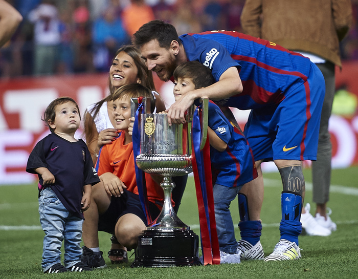 Barcelona wins the Spanish King s Cup for the third year in a row. Lionel Messi  Barcelona , MAY 27, 2017   Football   Soccer : Lionel Messi of Barcelona and his family celebrates the victory with the trophy at the end of the Spanish Copa del Rey Final match between FC Barcelona 3 1 Deportivo Alaves at Vicente Calderon in Madrid, Spain.  Photo by Pablo Morano AFLO 