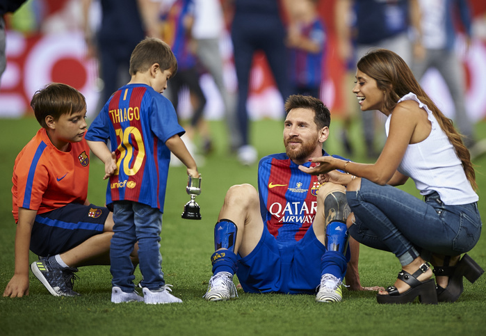 Barcelona wins the Spanish King s Cup for the third year in a row. Lionel Messi  Barcelona , MAY 27, 2017   Football   Soccer : Lionel Messi of Barcelona and his family celebrates the victory at the end of the Spanish Copa del Rey Final match between FC Barcelona 3 1 Deportivo Alaves at Vicente Calderon in Madrid, Spain.  Photo by Pablo Morano AFLO 